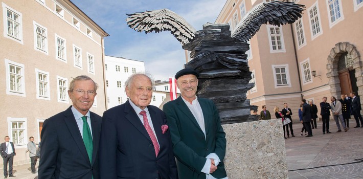 Governor Wilfried Haslauer (left), pictured here with Anselm Kiefer (right), awarded Reinhold Würth the Decoration of the Land Salzburg for his outstanding commitment to art and culture in Salzburg.