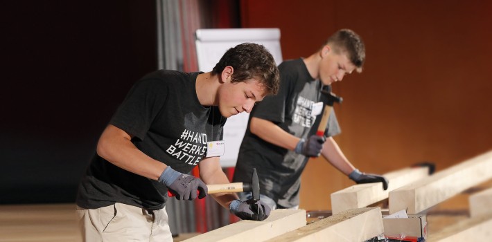 Gammertingen versus Munderkingen in the nail hammering competition: The closing event of the trades competition also involved a number of small trades-related tasks that the students could compete in.