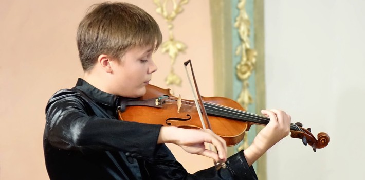 The young string player Daniil Bulayev from Riga captivated the audience with his masterful performance on the violin.
