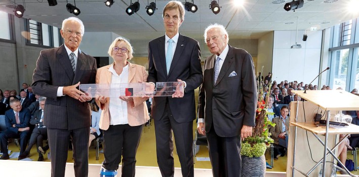 Turning a perspex model into a reality: Baden-Württemberg’s Minister of Science, Research and Arts Theresia Bauer inaugurated the new ­buildings on the Künzelsau campus in 2019 together with ­Thomas ­Philippiak, CEO of the association Innovationsregion Hohenlohe e.V. (left), university ­rector Prof. Dr.-Ing. Oliver Lenzen (center), and Prof. Dr. h. c. mult. Reinhold Würth.